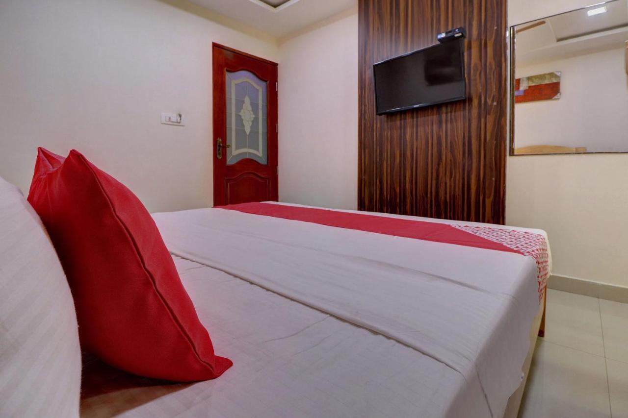 Oyo 24245 Dv Residency Hotel Bhadravati Buitenkant foto